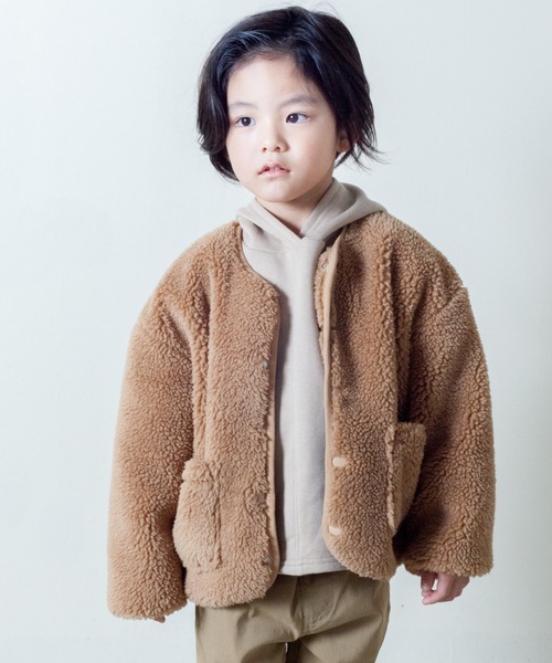 ＆yam（アンドヤム）の「リバーシブル・ボアノーカラーJK（その他アウター・キッズ・ブラック/ベージュ/ブラウン/ベージュ系その他・100/110/120/130/140/150/160）」の3枚目の写真