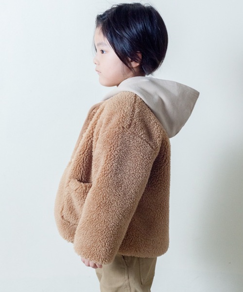 ＆yam（アンドヤム）の「リバーシブル・ボアノーカラーJK（その他アウター・キッズ・ブラック/ベージュ/ブラウン/ベージュ系その他・100/110/120/130/140/150/160）」の5枚目の写真