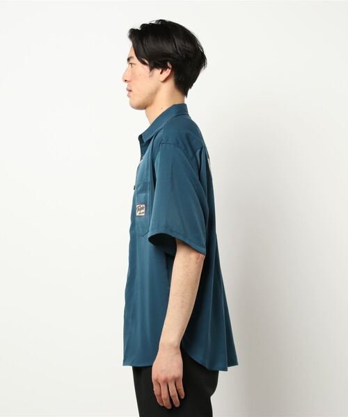 SPINNS（スピンズ）の「【ゆったりシルエット】JUNKFOODバック刺繍シャツ（シャツ/ブラウス・メンズ・ダークグリーン/その他/ブルーグリーン・M/L）」の18枚目の写真