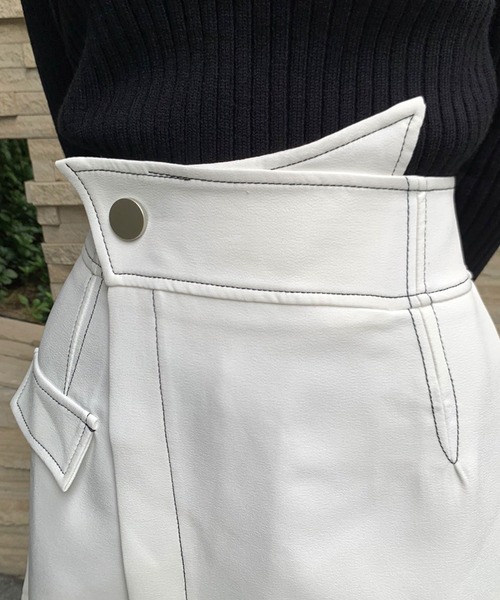 SPIGA(スピーガ)の「バイカラーステッチラップ風ショートパンツ(その他パンツ・レディース・ホワイト/ブラック・MEDIUM/SMALL)」の16枚目の写真