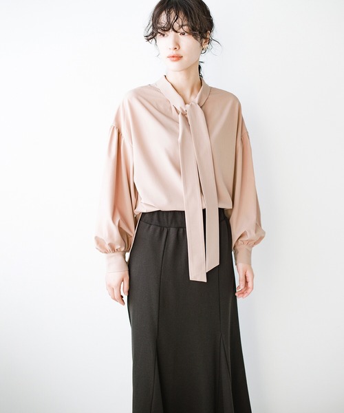 haco!（ハコ）の「華が欲しい日にも、後ろ姿が疲れている日にも、かわいくみせてくれる２WAYリボンブラウス by que made me（シャツ/ブラウス・レディース・ブラック/ベージュ・1/2）」の5枚目の写真