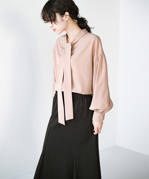 haco!（ハコ）の「華が欲しい日にも、後ろ姿が疲れている日にも、かわいくみせてくれる２WAYリボンブラウス by que made me（シャツ/ブラウス・レディース・ブラック/ベージュ・1/2）」の6枚目の写真