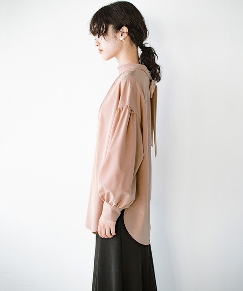 haco!（ハコ）の「華が欲しい日にも、後ろ姿が疲れている日にも、かわいくみせてくれる２WAYリボンブラウス by que made me（シャツ/ブラウス・レディース・ブラック/ベージュ・1/2）」の9枚目の写真