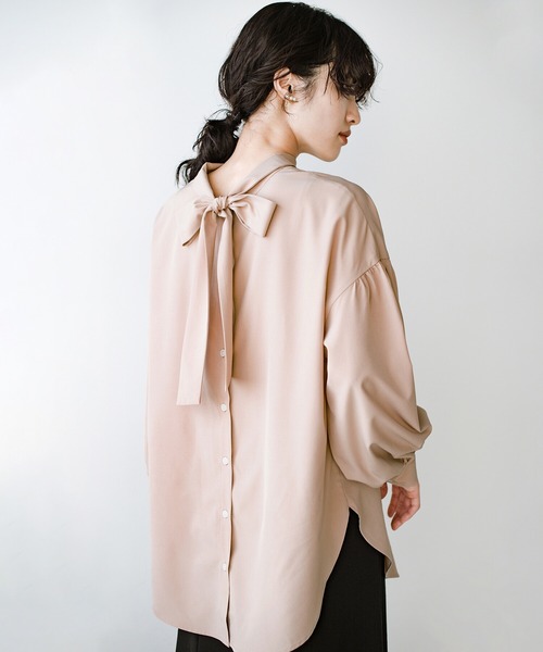 haco!（ハコ）の「華が欲しい日にも、後ろ姿が疲れている日にも、かわいくみせてくれる２WAYリボンブラウス by que made me（シャツ/ブラウス・レディース・ブラック/ベージュ・1/2）」の10枚目の写真