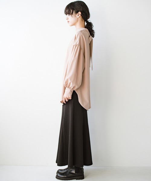 haco!（ハコ）の「華が欲しい日にも、後ろ姿が疲れている日にも、かわいくみせてくれる２WAYリボンブラウス by que made me（シャツ/ブラウス・レディース・ブラック/ベージュ・1/2）」の15枚目の写真