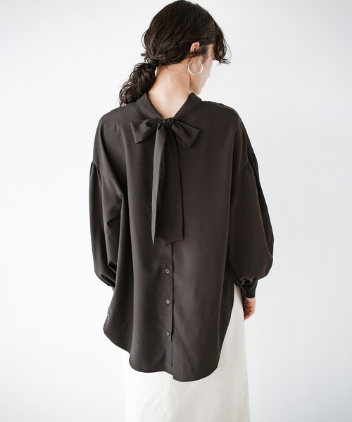 haco!（ハコ）の「華が欲しい日にも、後ろ姿が疲れている日にも、かわいくみせてくれる２WAYリボンブラウス by que made me（シャツ/ブラウス・レディース・ブラック/ベージュ・1/2）」の22枚目の写真