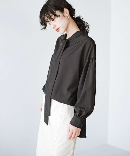 haco!（ハコ）の「華が欲しい日にも、後ろ姿が疲れている日にも、かわいくみせてくれる２WAYリボンブラウス by que made me（シャツ/ブラウス・レディース・ブラック/ベージュ・1/2）」の3枚目の写真