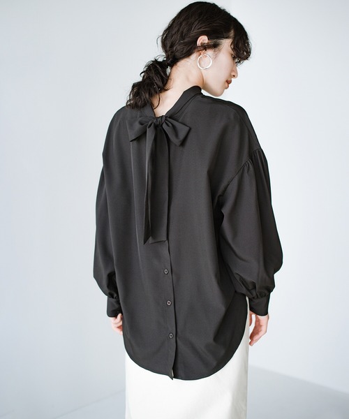 haco!（ハコ）の「華が欲しい日にも、後ろ姿が疲れている日にも、かわいくみせてくれる２WAYリボンブラウス by que made me（シャツ/ブラウス・レディース・ブラック/ベージュ・1/2）」の4枚目の写真