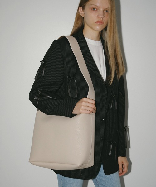 EFOLE（エフォル）の「Wide belt shoulder bag / ワイドベルト ショルダーバッグ（ショルダーバッグ・レディース・ブラック/チョコ/グレイッシュベージュ/アイボリー・FREE）」の15枚目の写真