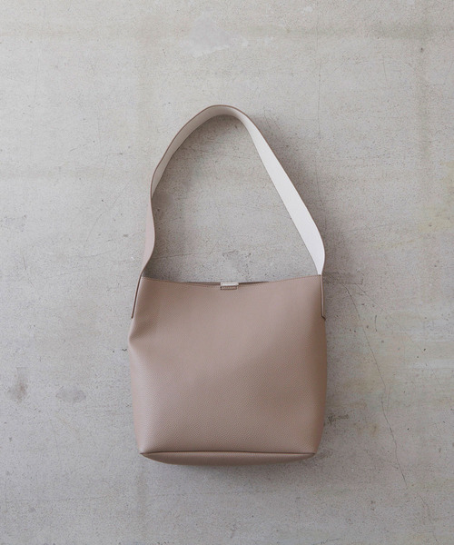 EFOLE（エフォル）の「Wide belt shoulder bag / ワイドベルト ショルダーバッグ（ショルダーバッグ・レディース・ブラック/チョコ/グレイッシュベージュ/アイボリー・FREE）」の16枚目の写真