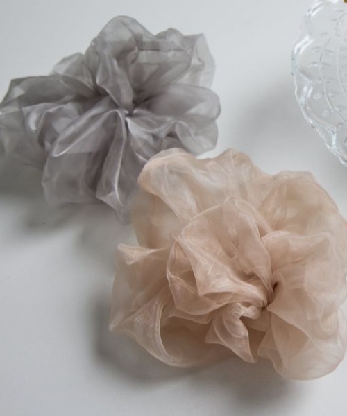 flower（フラワー）の「flower × Stylist ERIKO フラッフィービッグシュシュ（シュシュ・レディース・グレー/ベージュ・FREE）」の10枚目の写真