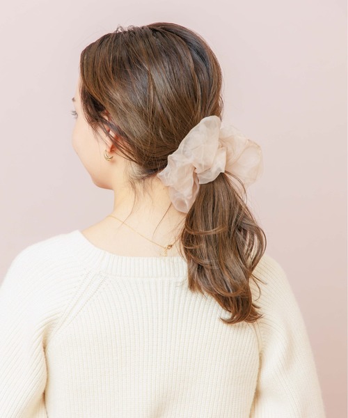 flower（フラワー）の「flower × Stylist ERIKO フラッフィービッグシュシュ（シュシュ・レディース・グレー/ベージュ・FREE）」の5枚目の写真