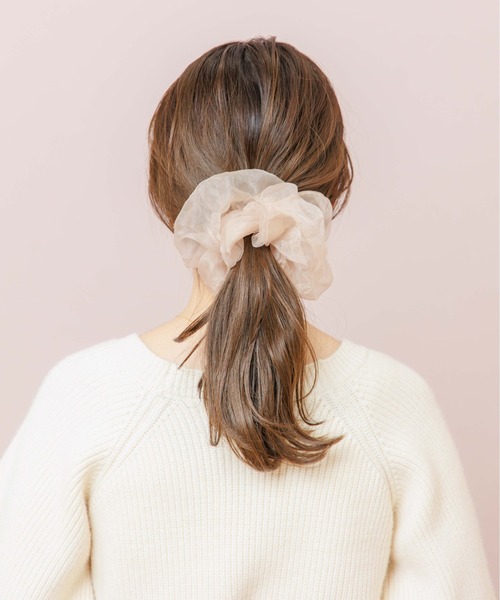 flower（フラワー）の「flower × Stylist ERIKO フラッフィービッグシュシュ（シュシュ・レディース・グレー/ベージュ・FREE）」の6枚目の写真