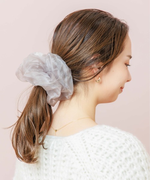 flower（フラワー）の「flower × Stylist ERIKO フラッフィービッグシュシュ（シュシュ・レディース・グレー/ベージュ・FREE）」の7枚目の写真