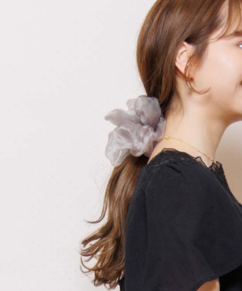 flower（フラワー）の「flower × Stylist ERIKO フラッフィービッグシュシュ（シュシュ・レディース・グレー/ベージュ・FREE）」の14枚目の写真