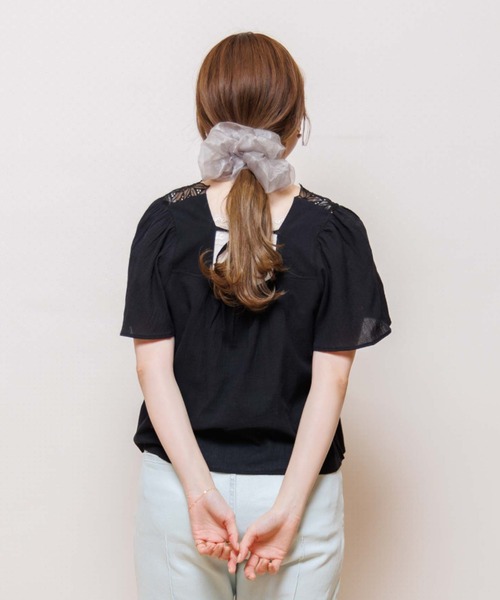 flower（フラワー）の「flower × Stylist ERIKO フラッフィービッグシュシュ（シュシュ・レディース・グレー/ベージュ・FREE）」の12枚目の写真