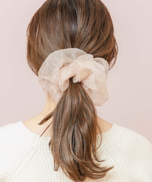 flower（フラワー）の「flower × Stylist ERIKO フラッフィービッグシュシュ（シュシュ・レディース・グレー/ベージュ・FREE）」の11枚目の写真