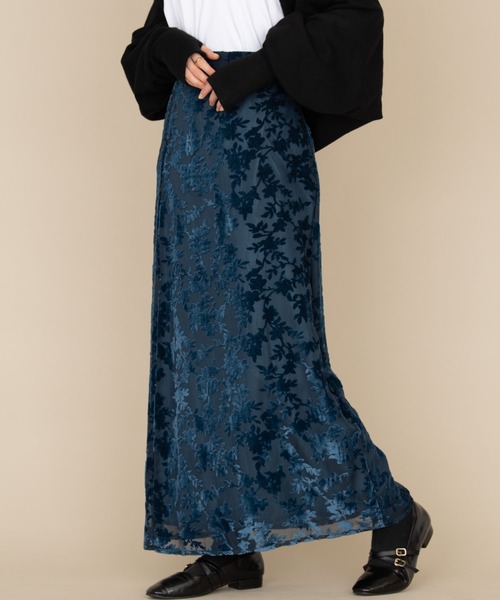 NEUNA（ヌナ）の「ベロアサテンジャガード/タイトロングスカート（スカート・レディース・グリーン/ブラック/ブルー・FREE）」の3枚目の写真
