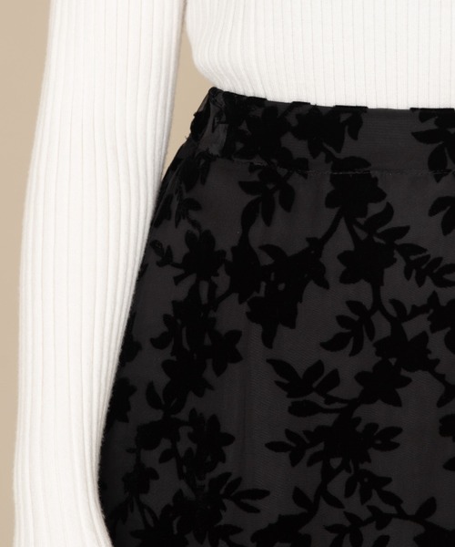 NEUNA（ヌナ）の「ベロアサテンジャガード/タイトロングスカート（スカート・レディース・グリーン/ブラック/ブルー・FREE）」の7枚目の写真