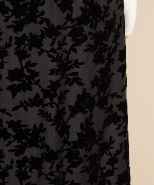 NEUNA（ヌナ）の「ベロアサテンジャガード/タイトロングスカート（スカート・レディース・グリーン/ブラック/ブルー・FREE）」の9枚目の写真