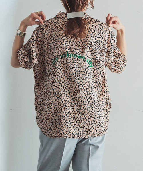 FIL DE FER（フィルデフェール）の「カラフルフラワー　バックプリントドルマンシャツ（シャツ/ブラウス・レディース・ブルー/ベージュ・FREE）」の1枚目の写真