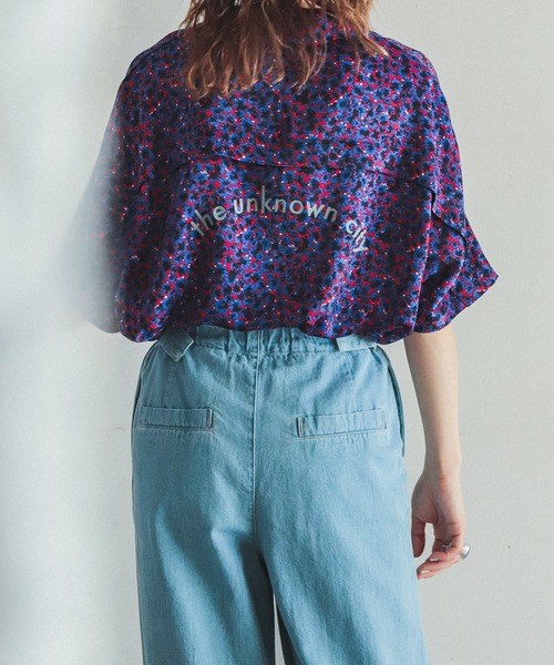 FIL DE FER（フィルデフェール）の「カラフルフラワー　バックプリントドルマンシャツ（シャツ/ブラウス・レディース・ブルー/ベージュ・FREE）」の3枚目の写真