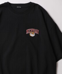 WEB限定 ビッグシルエット ワンポイント刺繍カレッジロゴ クルーネックTシャツ/MICHIGAN TIGER