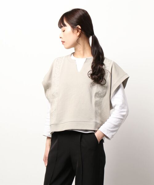 Samansa Mos2（サマンサ モスモス）の「刺繍裏毛ベスト（ベスト・レディース・キナリ/チャコール/ブルー/ベージュ・ﾌﾘ-）」の4枚目の写真