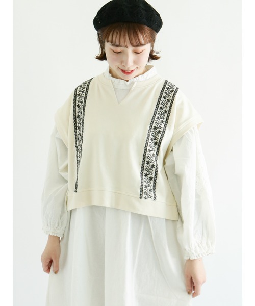 Samansa Mos2（サマンサ モスモス）の「刺繍裏毛ベスト（ベスト・レディース・キナリ/チャコール/ブルー/ベージュ・ﾌﾘ-）」の2枚目の写真