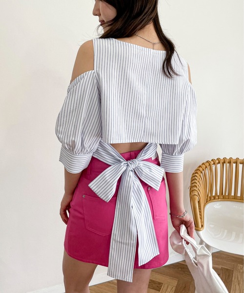 EPIMI E'PIMMY（エピミエピミー）の「オープンショルダーディティールブラウス（シャツ/ブラウス・レディース・オフホワイト/オレンジ/ブルー・MEDIUM）」の2枚目の写真