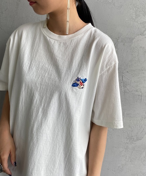 The Endless Summer（エンドレスサマー）の「[THE ENDLESS SUMMER/エンドレスサマー] 別注 ワンポイントBUHI刺繍Tシャツ（Tシャツ/カットソー・レディース・ホワイト/ブラック/ベージュ・M/L/XL）」の2枚目の写真
