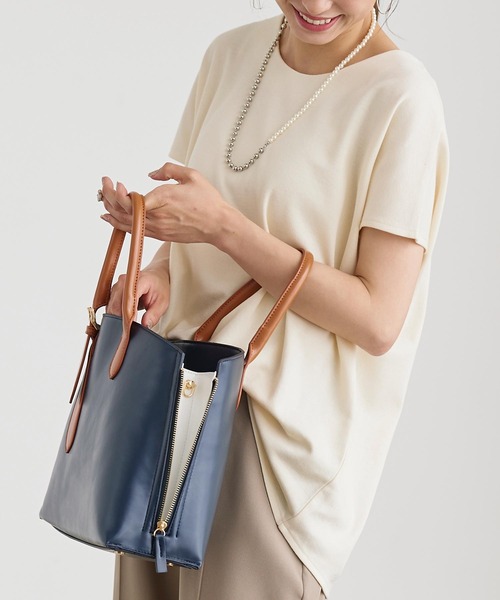 KOBE LETTUCE（コウベレタス）の「ショルダーベルト付きサイドジップバイカラーバッグ（トートバッグ・レディース・アイボリー/ライトカーキ/ブラック/ネイビー・FREE）」の4枚目の写真