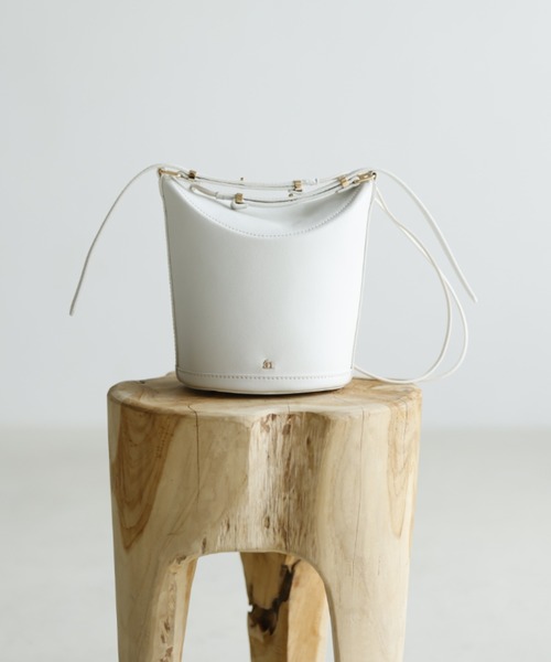 anuans（アニュアンス）の「ダブルストラップバケットバッグ（ショルダーバッグ・レディース・ホワイト/ブラック/キャメル/ベージュ系その他・FREE）」の2枚目の写真