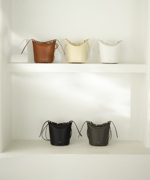 anuans（アニュアンス）の「ダブルストラップバケットバッグ（ショルダーバッグ・レディース・ホワイト/ブラック/キャメル/ベージュ系その他・FREE）」の10枚目の写真