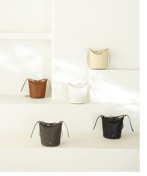 anuans（アニュアンス）の「ダブルストラップバケットバッグ（ショルダーバッグ・レディース・ホワイト/ブラック/キャメル/ベージュ系その他・FREE）」の5枚目の写真