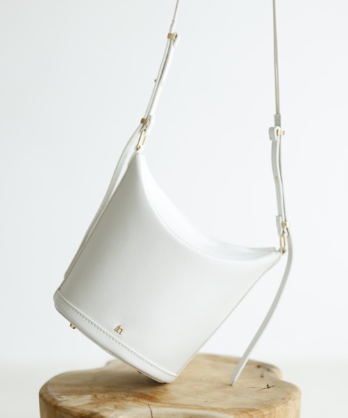 anuans（アニュアンス）の「ダブルストラップバケットバッグ（ショルダーバッグ・レディース・ホワイト/ブラック/キャメル/ベージュ系その他・FREE）」の6枚目の写真