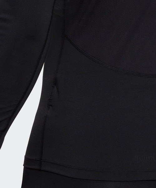 adidas（アディダス）の「テックフィット トレーニング 長袖T