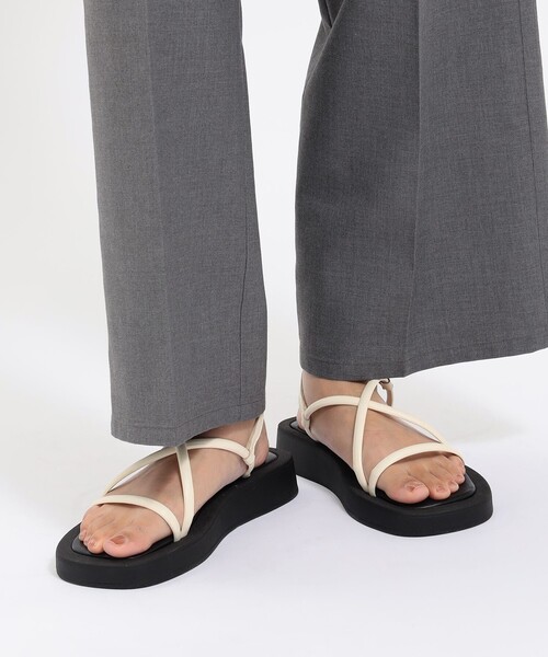 Ray BEAMS（レイビームス）の「REMME / ボリューム コード サンダル（サンダル・レディース・ブラック/オフホワイト・35/36/37/38/39）」の7枚目の写真