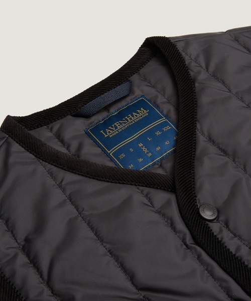 LAVENHAM(ラベンハム)の「THORNHAM VERTICAL QUILT GILET MENS / ソーンハム バーティカルキルト ジレ メンズ(ベスト・メンズ・ネイビー/オリーブ/ブラック・S/L/M/XL/XS)」の6枚目の写真