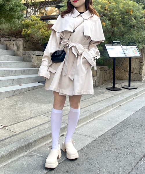 OLIVE des OLIVE（オリーブデオリーブ）の「ケープ付きミドル丈トレンチコート（トレンチコート・レディース・ベージュ/ライトベージュ/サックスブルー・FREE）」の4枚目の写真