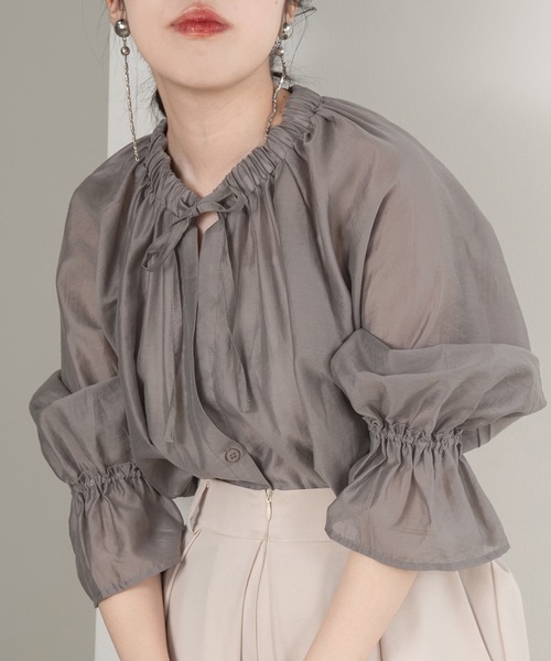 lawgy(ラウジー)の「gather neck ribbon shirt(シャツ/ブラウス・レディース・ブラック/グレー/ホワイト・FREE)」の3枚目の写真