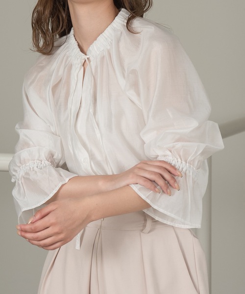 lawgy(ラウジー)の「gather neck ribbon shirt(シャツ/ブラウス・レディース・ブラック/グレー/ホワイト・FREE)」の2枚目の写真