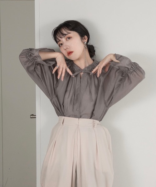 lawgy(ラウジー)の「gather neck ribbon shirt(シャツ/ブラウス・レディース・ブラック/グレー/ホワイト・FREE)」の14枚目の写真