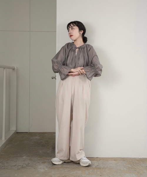 lawgy(ラウジー)の「gather neck ribbon shirt(シャツ/ブラウス・レディース・ブラック/グレー/ホワイト・FREE)」の8枚目の写真