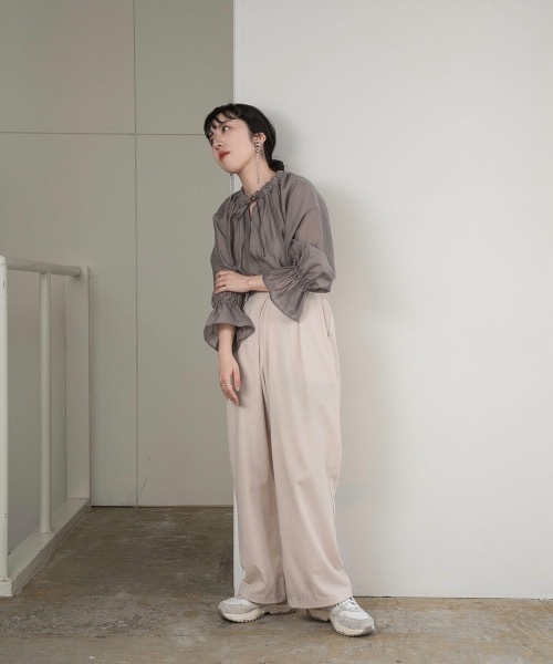 lawgy(ラウジー)の「gather neck ribbon shirt(シャツ/ブラウス・レディース・ブラック/グレー/ホワイト・FREE)」の11枚目の写真