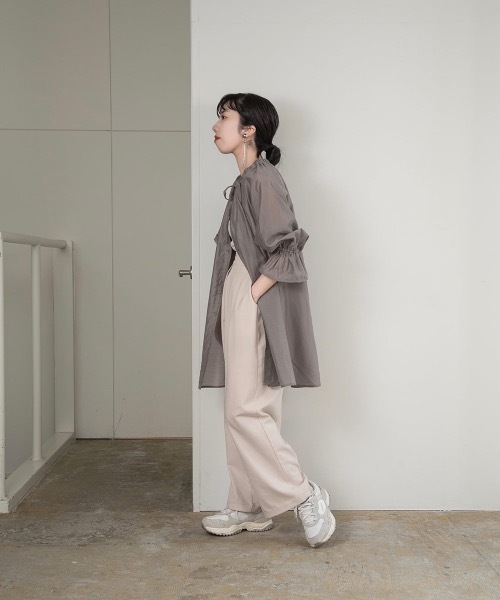 lawgy(ラウジー)の「gather neck ribbon shirt(シャツ/ブラウス・レディース・ブラック/グレー/ホワイト・FREE)」の17枚目の写真