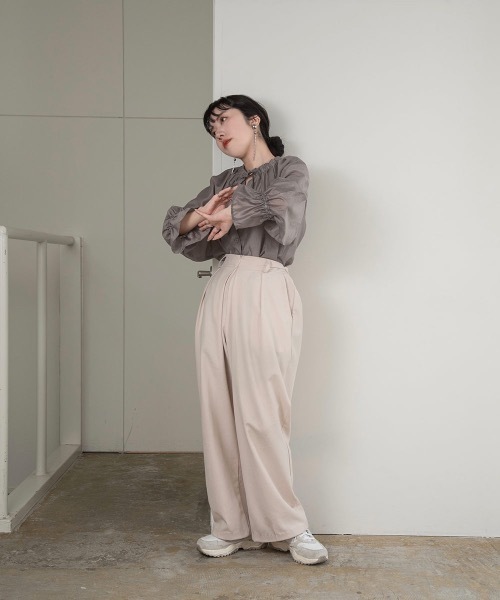 lawgy(ラウジー)の「gather neck ribbon shirt(シャツ/ブラウス・レディース・ブラック/グレー/ホワイト・FREE)」の5枚目の写真