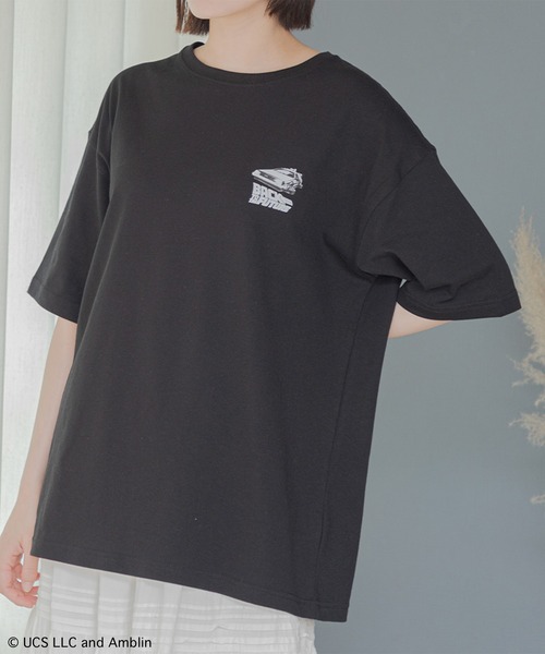 Universal Filmarket(ユニバーサルフィルマーケット)の「【Universal Filmarket】Back to the Future ワンポイントロゴ ビッグシルエットTシャツ(Tシャツ/カットソー・レディース・ブラック/ホワイト・M)」の1枚目の写真