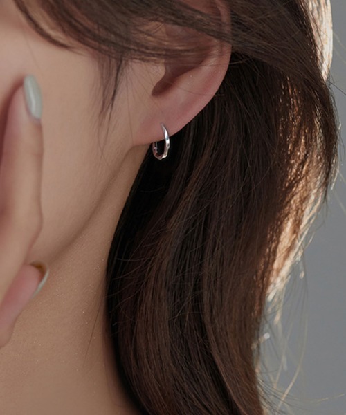 B.I.D.(ビーアイディー)の「ツイストリングミニフープピアス/ペア(RZ)(ピアス(両耳用)・レディース・ゴールド/シルバー・FREE)」の2枚目の写真