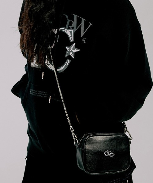 ROMANTIC CROWN（ロマンティッククラウン）の「A'GEM/9 × .kom『ROMANTIC CROWN/ロマンティッククラウン』SHINING LOGO MINI BAG/シャイニングロゴミニ バッグ（ショルダーバッグ・メンズ・シルバー/ブラック・FREE）」の14枚目の写真